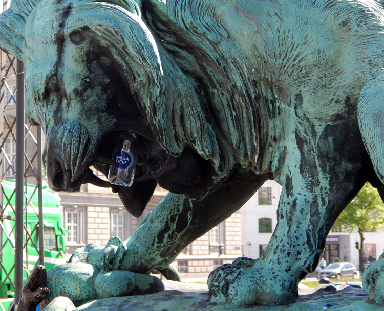Kobenhavn - Glyptotek, a thirsty lion statue out front