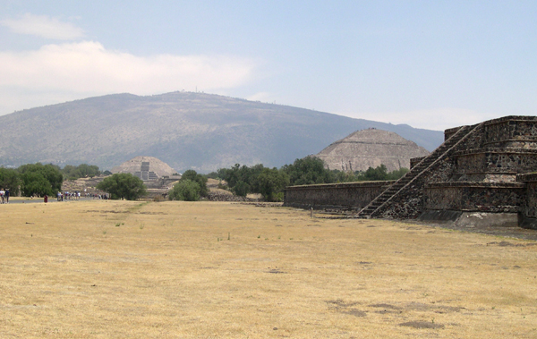 Mexico D.F., Calzada de los Muertos, North toward Pyramid of the Moon