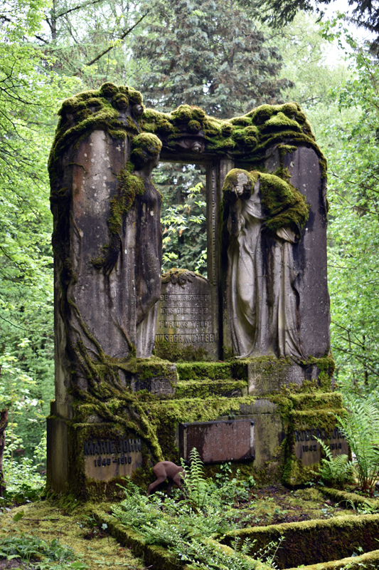 Wiesbaden Nordfriedhof - Unsrer Mutter moss-covered grave sculpture