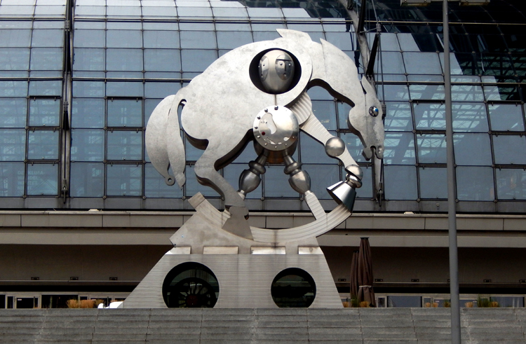Hauptbahnhof Berlin - Rolling Horse sculpture
