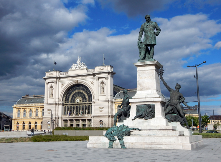 Budapest - Baross monument and Keleti Railway Station, Baross Ter