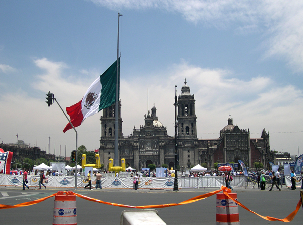 Mexico D.F., Zocalo, Catedral, national flag