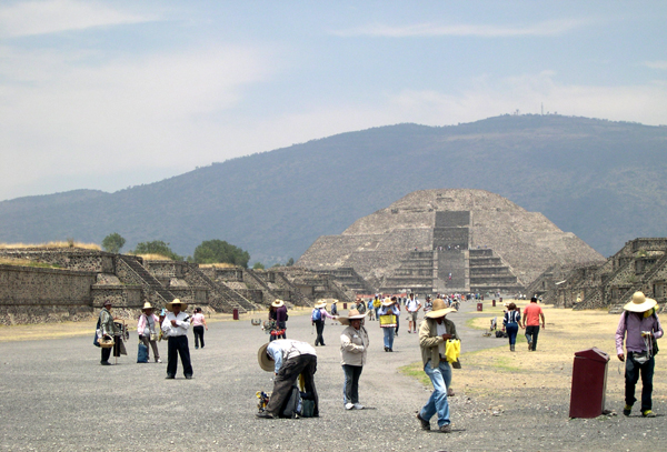 Mexico D.F., vendors on Calzada de los Muertos, Pyramid of the Moon