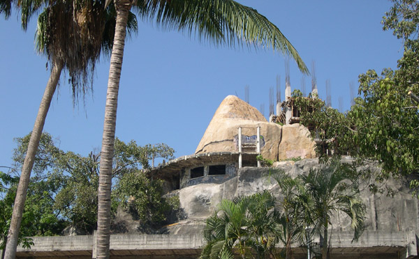 Acapulco - abandoned hillside restaurant