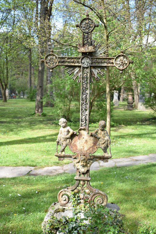 Munchen Alter Nordfriedhof - tiny Thanatos angels on iron cross