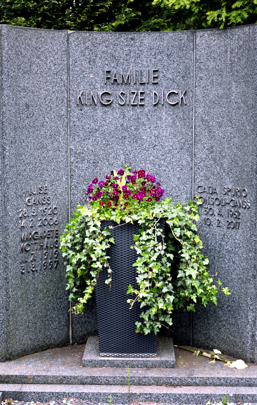 Koln Melaten-Friedhof - Familie King Size Dick