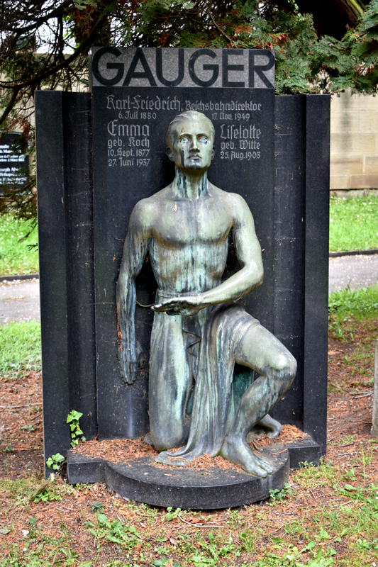 Stuttgart Pragfriedhof - Gauger sculpture
