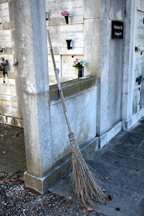 Venezia Cimitero San Michele - Quidditch (?) broom