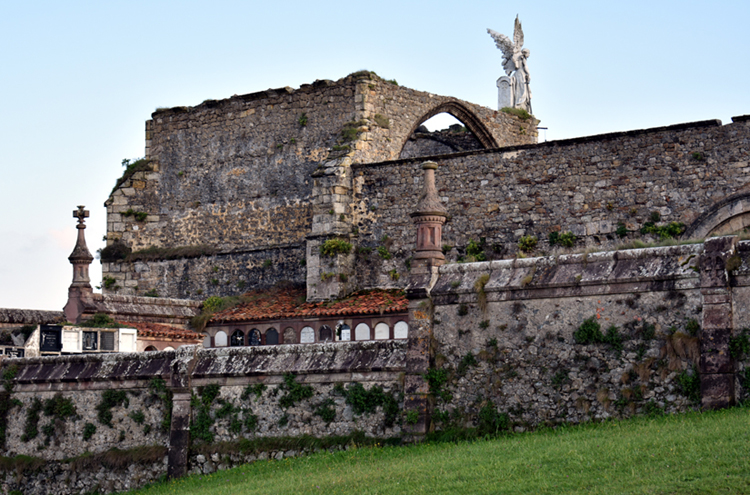 Comillas Cementiri - external walls