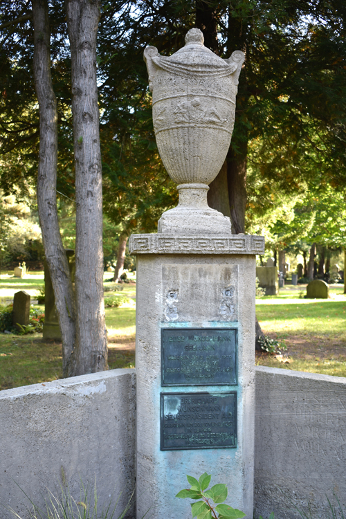 Dresdner Johannisfriedhof - Grab Wunschmann (missing bronze plaque)