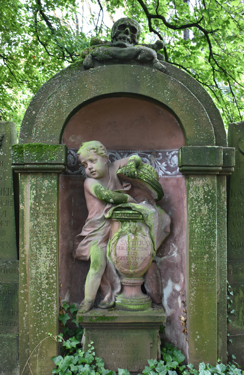 Freiburg Friedhof - Putto und Urne