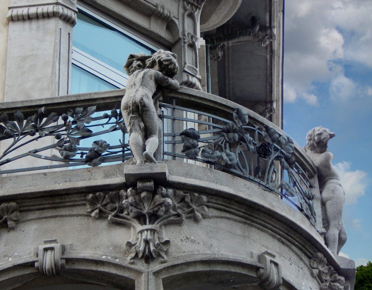 cupid sculptures on hotel, Padova