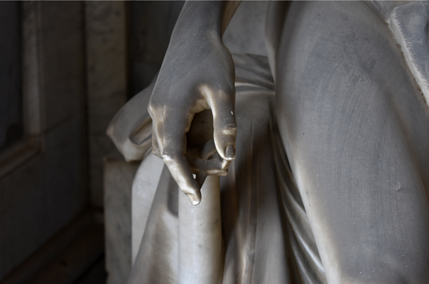 Cesena - Cimitero - Tomba Famiglia Zanelli (close-up of sculpture's finger supports)
