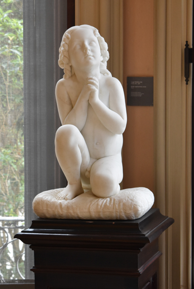 Genova-Nervi - Museo d'Arte Moderna - Bimbo inginocchiato orante - Luigi Pampaloni, sculptor