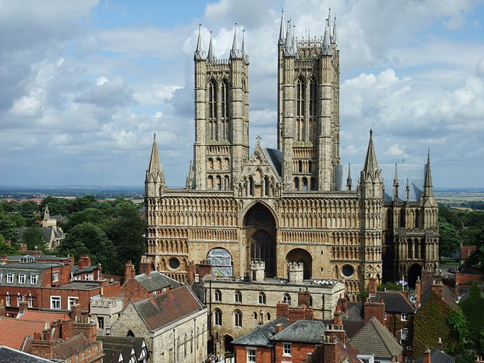 Lincoln Cathedral West front (Wikipedia photo by Lee Haywood)