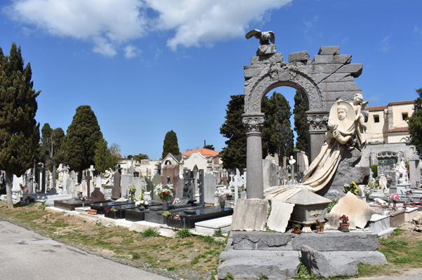 Simula monument and view of Cimitero di Sassari