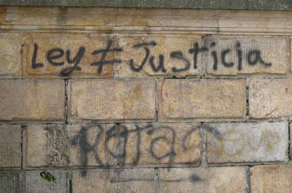 Bogota - graffiti: Ley no es igual de justica