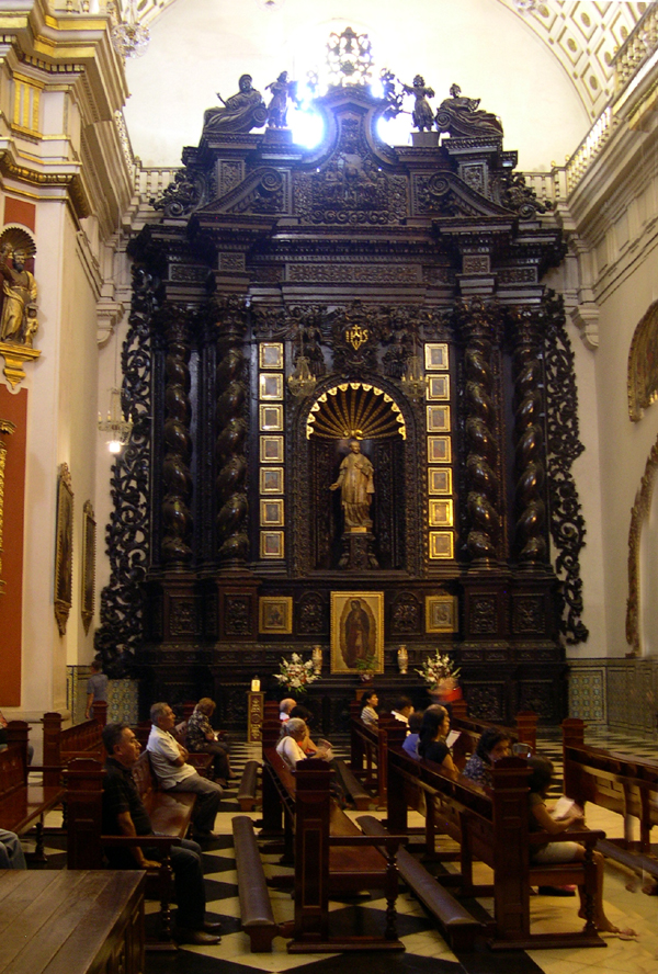 Lima, Iglesia San Pedro - tall Retablo on side left of Altar
