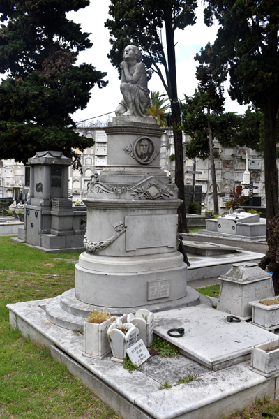 Pampaloni's Kneeling Child (copy) - Cementerio Central, Montevideo