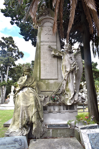 Tumba Scarone, Cementerio Central, Montevideo (angel writing)