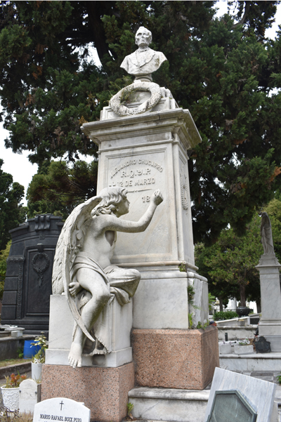 Tumba Chucarro, Cementerio Central, Montevideo (angel writing)