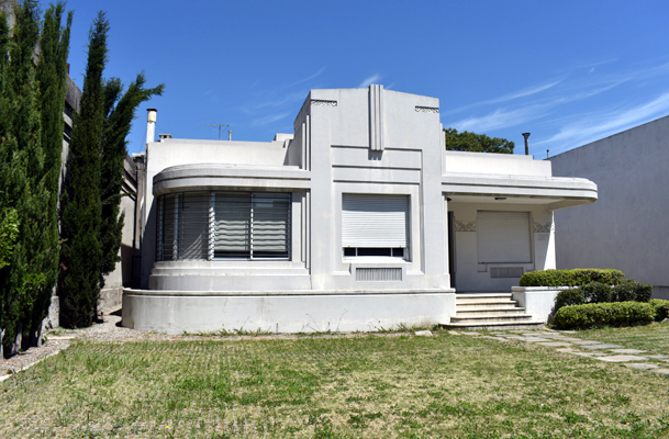 Art Deco building at Agraciada 3265, Montevideo