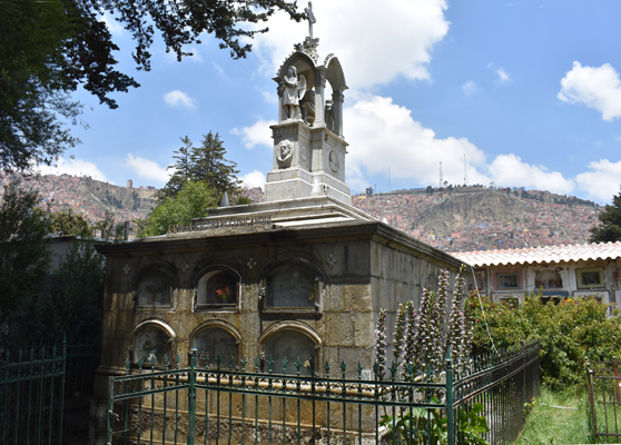 Tumba Familia Escobari Cusicanqui, Cementerio General, La Paz, Bolivia