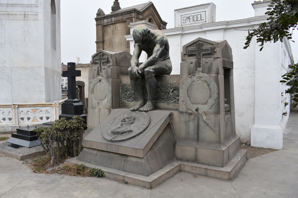 Tumba Salazar, Cementerio Presbitero Matias Maestro, Lima, Peru