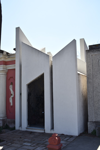 Santiago - Cementerio General - Bichendaritz - modern mausoleum