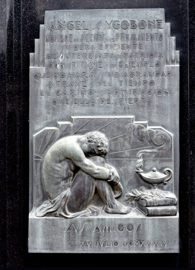 Buenos Aires - Chacarita - Homenaje plaque with figure in Flandrin pose