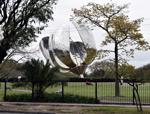 Buenos Aires - Floralis Generica mechanical sculpture