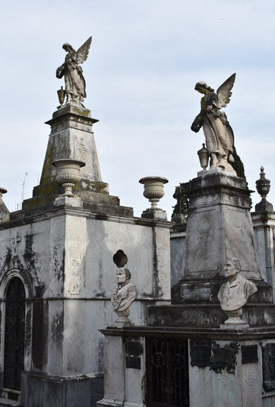 Rosario - El Salvador Cemetery - two identical angels on different tombs