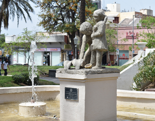 Catamarca - Plaza 25 de Mayo - Monumento al Nino
